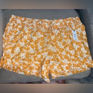 NWT Orange yellow Floral Women's Shorts Size 24W-26W